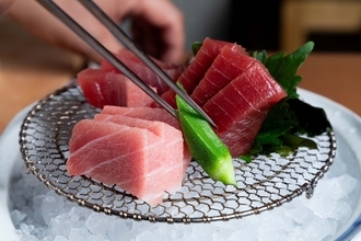 東京・名古屋で人気のマグロ・日本酒専門店が仙台に初上陸！こだわり厚切りマグロと日本酒50種のセルフ飲み比べ「吟醸マグロ 仙台」2026年10月20日(火)オープン
