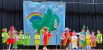 近畿大学附属幼稚園児が「生活発表会」を開催　オペレッタや劇、園長が作詞・作曲した歌を保護者に披露