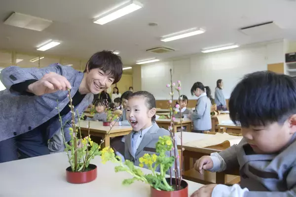 「“まちを元気にする”「わたしも、おけいはん」プロジェクト華道「未生流笹岡」家元・笹岡隆甫氏がおけいはんに。」の画像