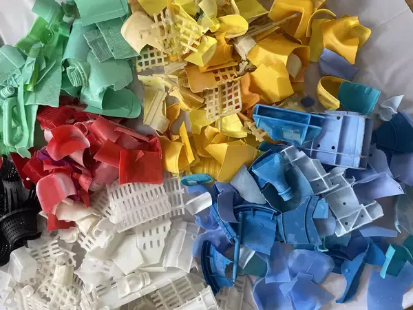 「白老の海洋プラスチックごみが、ふるさと納税返礼品に　アップサイクルキーホルダーの取り扱いを開始、ワークショップ展開も」の画像