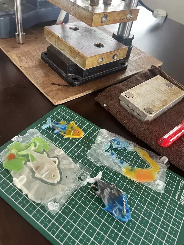 「白老の海洋プラスチックごみが、ふるさと納税返礼品に　アップサイクルキーホルダーの取り扱いを開始、ワークショップ展開も」の画像