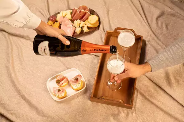 「明治屋、1757年創業のイタリア名門ブランド「チンザノ」の取り扱いを開始スパークリングワインとベルモットで酒類カテゴリーを強化」の画像