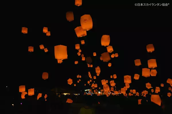 【湘南・江ノ島】8月2日(日)、海の家ちょっとヨットビーチハウスにて、江ノ島の夜空を幻想的に彩る「ENOSHIMA SKY LANTERN NIGHT 2026」を開催決定！