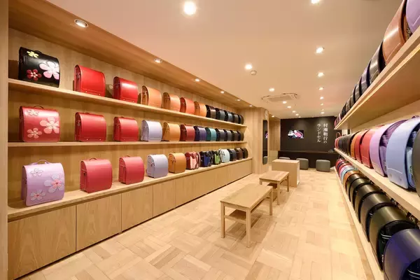 【村瀬鞄行×カリモク家具】初めて2027年ランドセル全78種が揃う展示会を、カリモク家具本社ショールームで実施