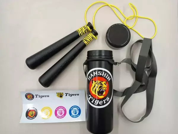 約20cmの応援バットがカプセルに！阪神タイガース応援バットをガチャCAN自販機にて販売開始