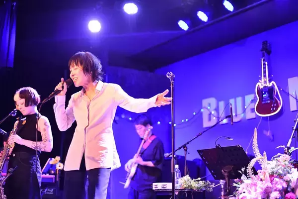 「山下久美子 伝説の"総立ちライブ"を35年ぶり実現！『もっとやさしく』MVと【ワールド・カインドネス・デー】SNS企画を発表「みんなの"やさしい"を投稿して！」」の画像