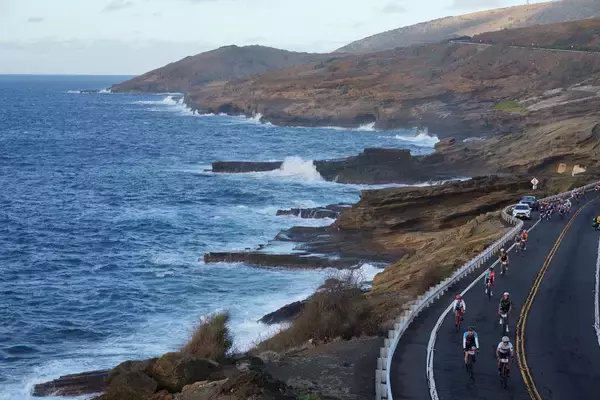 「絶景のオアフ島を駆け抜ける、自転車で楽しむ人気のリゾートライドイベント「ホノルルセンチュリーライド2026」参加ライダー募集開始！！」の画像