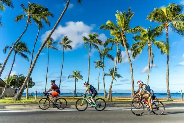 「絶景のオアフ島を駆け抜ける、自転車で楽しむ人気のリゾートライドイベント「ホノルルセンチュリーライド2026」参加ライダー募集開始！！」の画像