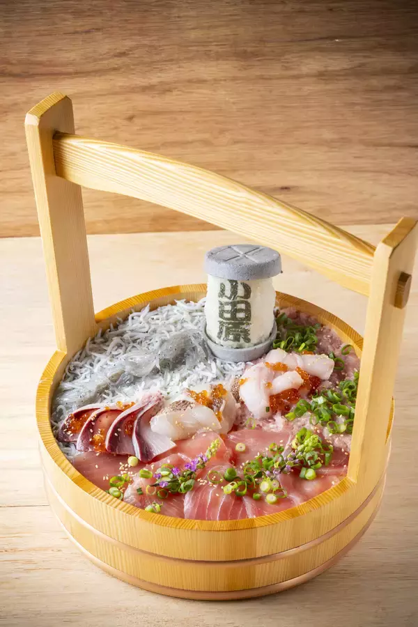 「小田原漁港に“海鮮城”・“食べる灯台”出現！？豪快な“海鮮桶丼”と“小田原城”がグルメになって登場漁港飯を味わう「とと丸食堂」メニュー大幅リニューアル」の画像