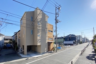 【16坪の狭小角地】ZEHも叶えたコンパクト二世帯住宅！吹き抜けと小上がり和室で、親子がつながる開放的な暮らしを実現