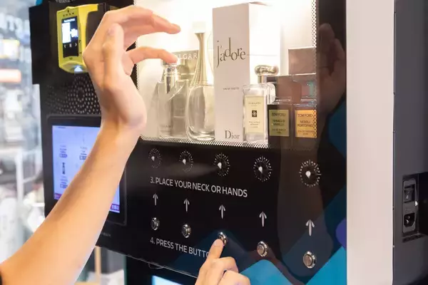 「2026年ヒット予測の決定版　「スプレー型香水自販機」が池袋に常設オープン！　15種の高級香水を150円から楽しめる体験型フレグランススポット」の画像