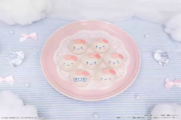 「サンリオの人気4キャラクターがお祝いの王冠を身につけて食べマスモッチに登場！」の画像