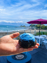 世にも奇妙な「青いシュークリーム」誕生　千葉・鴨川の絶景を“食べる”新体験