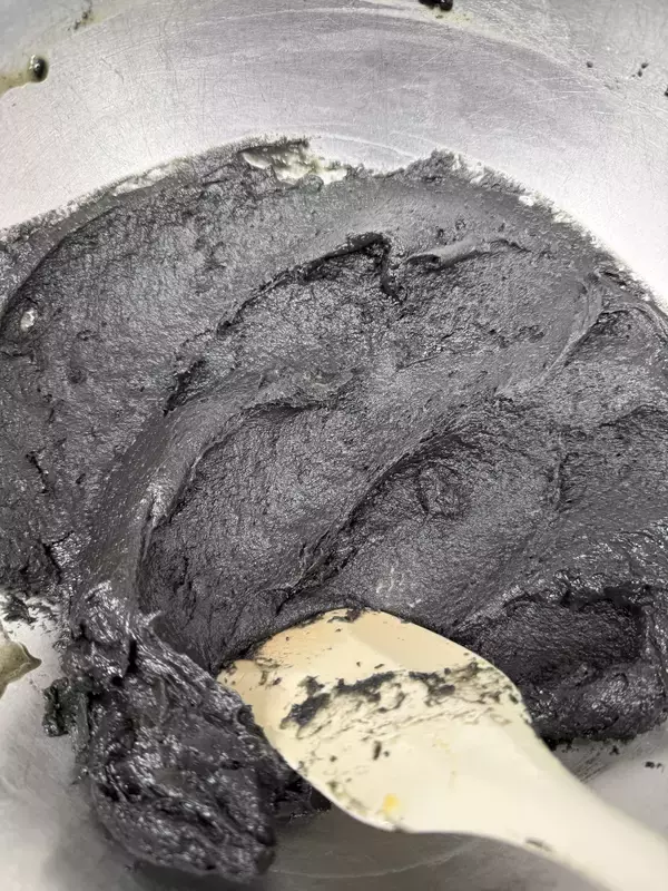 「世にも奇妙な「青いシュークリーム」誕生　千葉・鴨川の絶景を“食べる”新体験」の画像