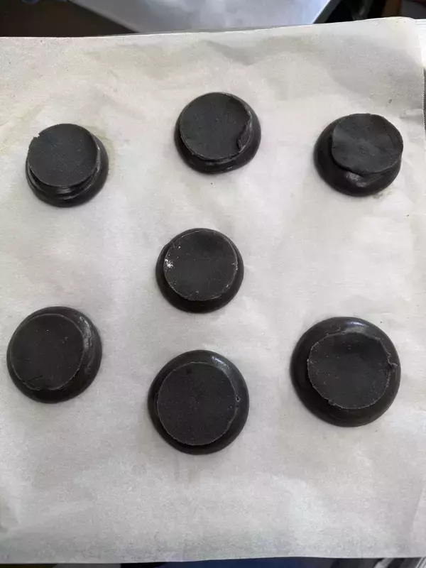 「世にも奇妙な「青いシュークリーム」誕生　千葉・鴨川の絶景を“食べる”新体験」の画像