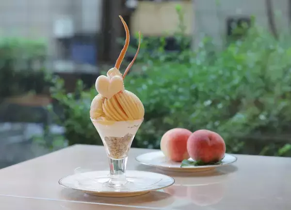 北九州・千草ホテル、毎年完売の「うきはの桃まるごとパルフェ」を7/1より提供　料理長が五感で見極める”完熟桃”を贅沢に一玉使用