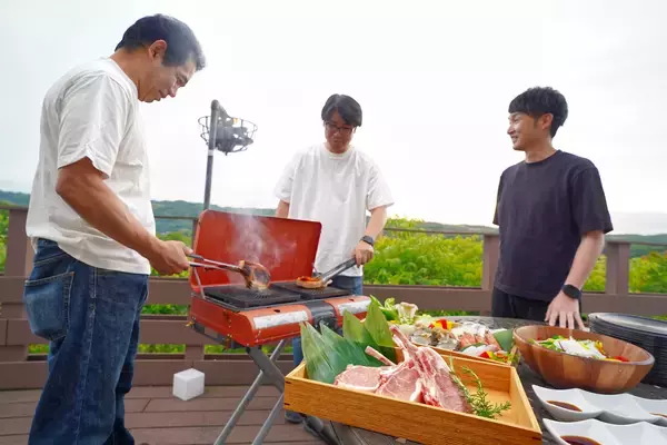 「「夏は淡路島でお泊まりいこうぜ！」「モンスターハンター」シリーズコラボルーム限定ゲームでおなじみの「こんがり肉」BBQが登場」の画像