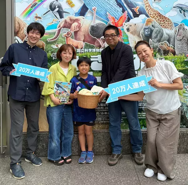特別展「いきもの超ワールド展」開幕から2か月弱、来場者20万人突破の記念セレモニー●オリジナルグッズいきもののモフモフたちも大集合！