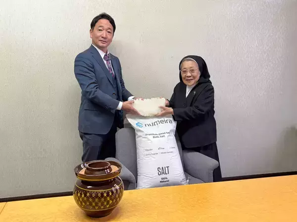 「大阪信愛学院に2025年大阪・関西万博で展示されたヨルダンの赤い砂やパキスタンのピンクソルト等が寄贈される」の画像