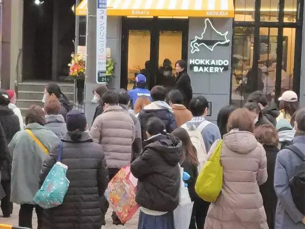 「オープンから20日間で来店者10,000人突破！北海道発ベーカリー「ペンギンベーカリー吉祥寺店」」の画像
