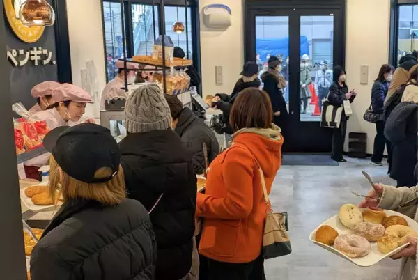 「オープンから20日間で来店者10,000人突破！北海道発ベーカリー「ペンギンベーカリー吉祥寺店」」の画像