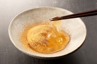 和菓子のあわしま堂、まるで練りたてのような食感の『琥珀色のとろみわらび餅』をオンライン販売開始