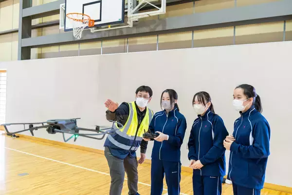松本のドローン企業ASOLAB.が松本県ケ丘高校で防災講座を開催　操縦体験と人命捜索・物資輸送のデモで災害時の活用を学ぶ