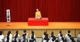 「近畿大学附属福岡高校が芸術鑑賞会「学校寄席」を開催　高校生が落語を鑑賞し、伝統芸能に触れる」の画像1