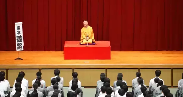 近畿大学附属福岡高校が芸術鑑賞会「学校寄席」を開催　高校生が落語を鑑賞し、伝統芸能に触れる