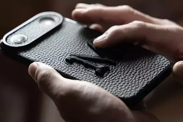 あなただけの一文字。本革×3D刺繍ケース for iPhone「浮刻」