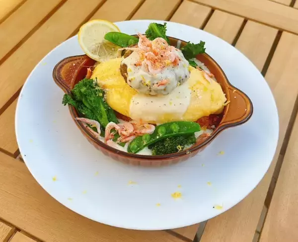 「駅舎カフェ「大雄山線駅舎カフェ1の1」に春の訪れ　小田原名産の片浦レモンと春野菜が彩る季節メニューが登場」の画像