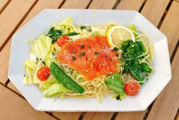 「駅舎カフェ「大雄山線駅舎カフェ1の1」に春の訪れ　小田原名産の片浦レモンと春野菜が彩る季節メニューが登場」の画像