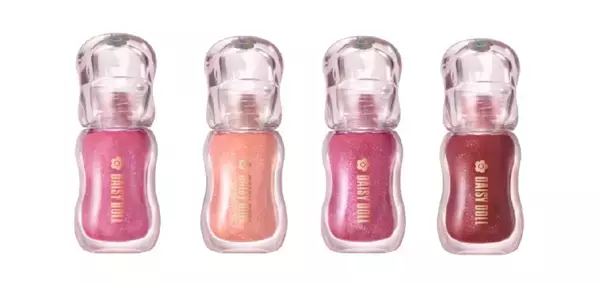 「【3.17新発売】デイジードールの“バズりグロス”に 待望の新色登場！ジュエリーのようなきらめきと、シロップのようなぷるツヤ感で旬の唇へ！」の画像