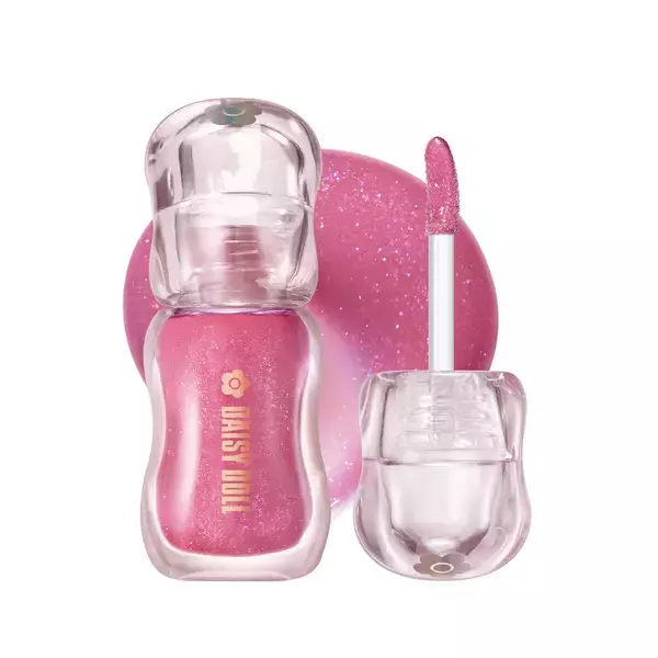 「【3.17新発売】デイジードールの“バズりグロス”に 待望の新色登場！ジュエリーのようなきらめきと、シロップのようなぷるツヤ感で旬の唇へ！」の画像