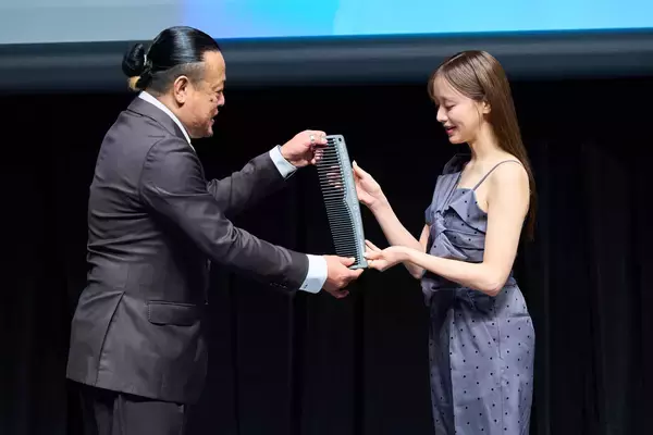 「今年最も輝くビューティーアイコンは「あのちゃん」「森香澄さん」に決定！」の画像