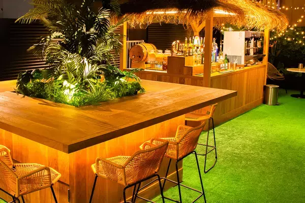 「【GWにぴったり！】《難波ビアガーデン BBQテラス なんば心斎橋店》に昼から飲めるランチプランがスタート！手ぶらで楽しめる、後片付け不要の「持ち込みBBQプラン」も登場！」の画像