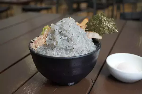 「【超稀少！淡路島の春の“とろける”味覚が今年、初解禁！】ニジゲンノモリのレストラン「モリノテラス」季節限定メニュー「淡路生しらすTKG」＆「3倍盛り！生しらす丼」」の画像