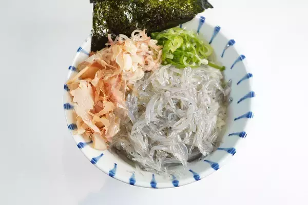 「【超稀少！淡路島の春の“とろける”味覚が今年、初解禁！】ニジゲンノモリのレストラン「モリノテラス」季節限定メニュー「淡路生しらすTKG」＆「3倍盛り！生しらす丼」」の画像