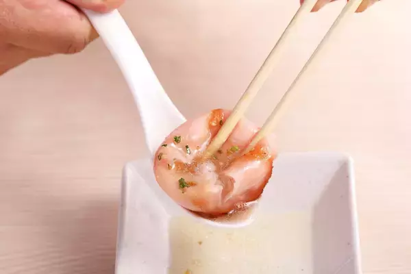 「「博多華味鳥」が水たきの新たな魅力を発信 ― 話題の「水たき焼き小籠包」実演販売に加え、新商品「博多鶏だしちゃんぽん」を博多エキナカマイングで7/16（木）より先行限定販売」の画像