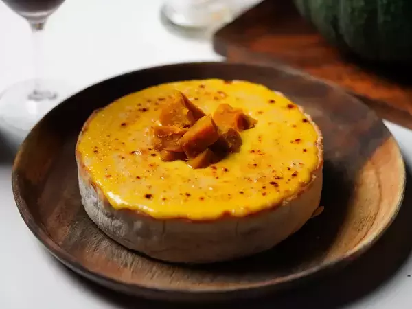 【秋限定“背徳グルメ”が新宿に登場】 濃厚チーズとかぼちゃがとろける「パンプキンシカゴピザ」