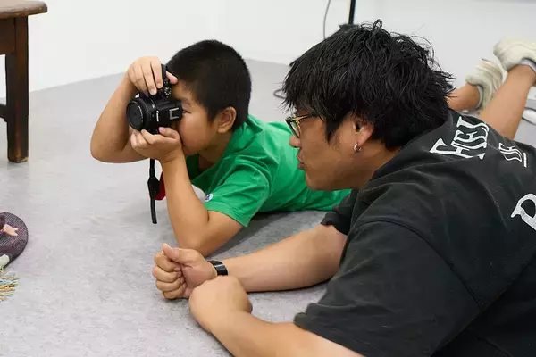 「【横浜・元町】発達特性・不登校の小学生を優先対象にした少人数制の写真アトリエを新設　全6回で作品制作から展示まで伴走、クラウドファンディング実施中」の画像