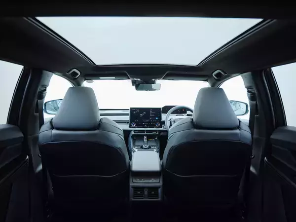 「TOYOTAの電気自動車「bZ4X」があらゆる人やシーンに寄り添いともに過ごす日常を描く「365 SCENES」公開　第1弾は俳優 安田顕さんが「bZ4X」とともに過ごす“オン”と“オフ”に密着　ウェブメディア「Pen Online」にて1月26日(月)より順次公開」の画像