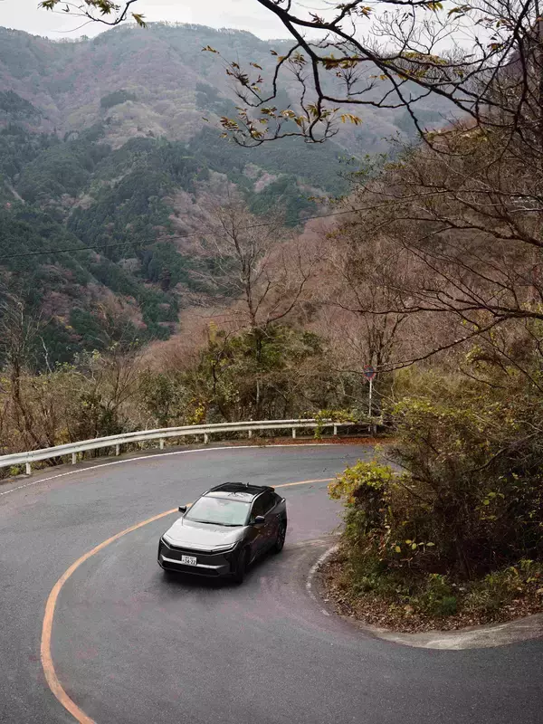 「TOYOTAの電気自動車「bZ4X」があらゆる人やシーンに寄り添いともに過ごす日常を描く「365 SCENES」公開　第1弾は俳優 安田顕さんが「bZ4X」とともに過ごす“オン”と“オフ”に密着　ウェブメディア「Pen Online」にて1月26日(月)より順次公開」の画像