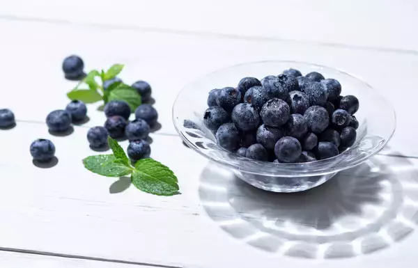 「【新商品情報｜7月限定】和菓子の新定番「フルーツ大福」と「キリ クリームチーズ」のコラボ『手包みブルーベリーチーズ大福』」の画像