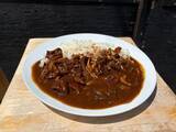 「【牛すじじゃない】馬の赤すじで作る唯一無二の「馬とろすじカレー」。　馬肉屋のカレーが代々木八幡にオープン!」の画像1