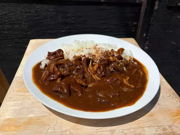 【牛すじじゃない】馬の赤すじで作る唯一無二の「馬とろすじカレー」。　馬肉屋のカレーが代々木八幡にオープン!