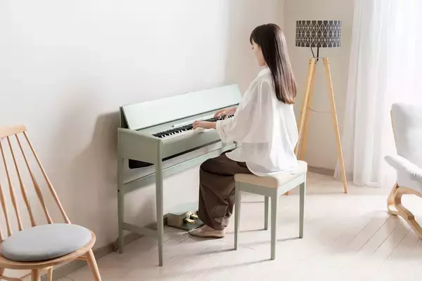 「暮らしに溶け込む、ローランド×カリモク家具の新作。天然木を活かした家具仕上げのデジタルピアノを発売」の画像