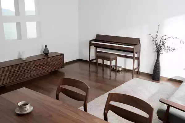 「暮らしに溶け込む、ローランド×カリモク家具の新作。天然木を活かした家具仕上げのデジタルピアノを発売」の画像