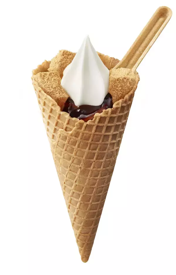 「もちっと大ぶりきな粉もちに、とろける黒糖ソースをかけた贅沢ソフト。「黒糖きな粉もちソフト」　」の画像