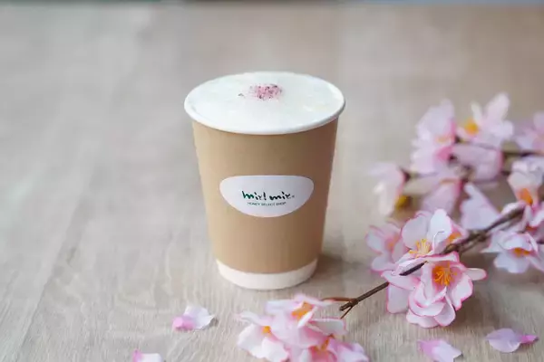 「桜フェアに合わせて春限定カフェメニュー登場　ミールミィ三条本店にて、桜香る蜂蜜スイーツ＆ドリンクを期間限定販売」の画像